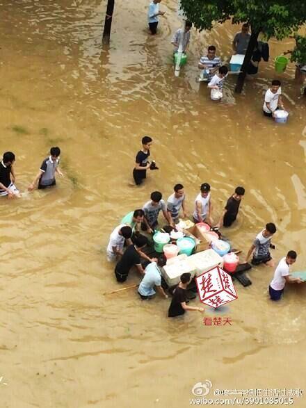 武汉暴雨 高校男生集体为女大学生送饭