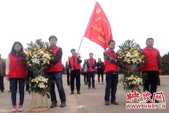 采访团向革命先烈敬献花蓝