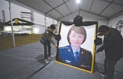 女飞行员余旭骨灰今日下午回归故乡 20日安葬