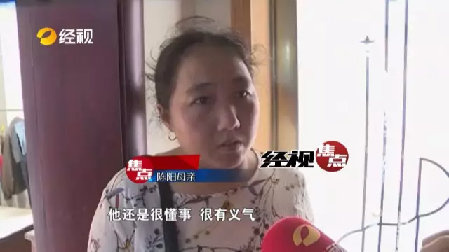 仨小伙半夜摘西瓜被发现 逃跑中跌入水坑两人溺亡