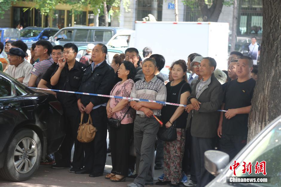 法院门前聚集的市民