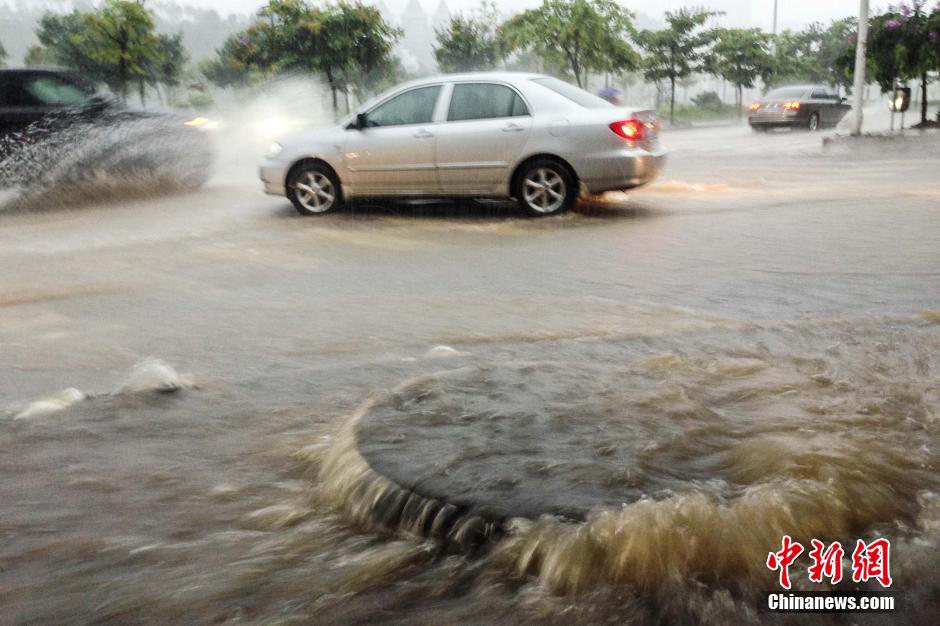 南宁暴雨如注 道路水流成河