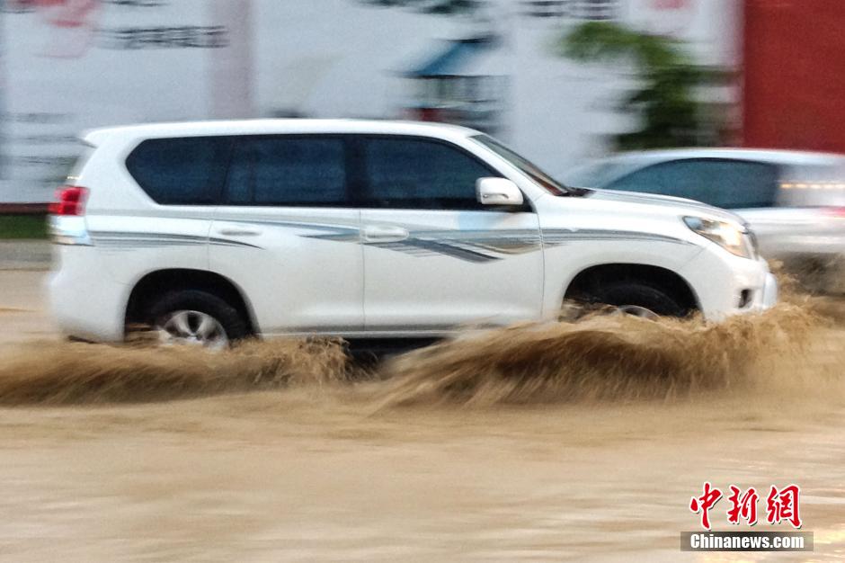 南宁暴雨如注 道路水流成河