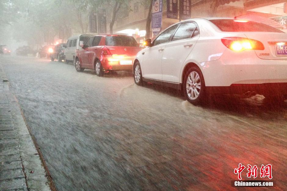 南宁暴雨如注 道路水流成河