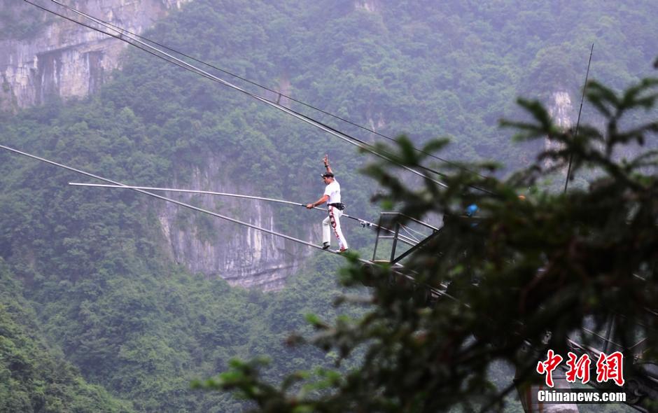 欧洲高空王再战张家界天门山索道 中途放弃