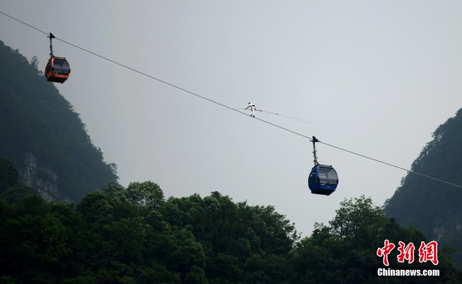 欧洲高空王再战张家界天门山索道 中途放弃