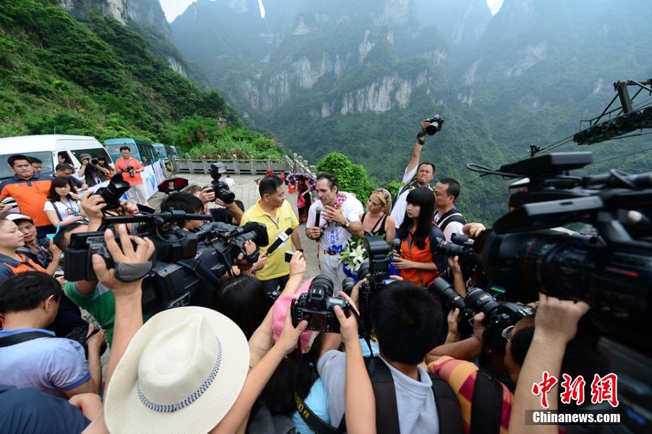 欧洲高空王再战张家界天门山索道 中途放弃