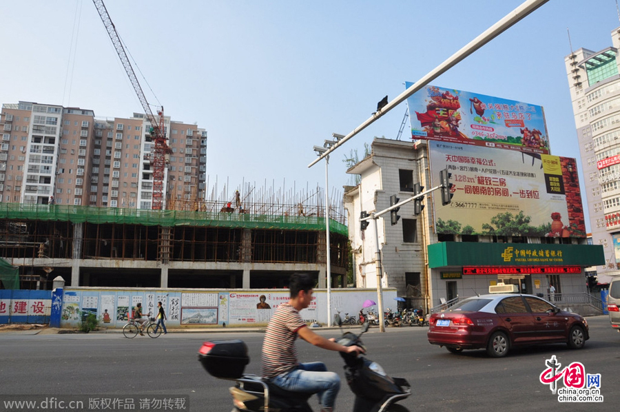 营业网点周围也都在开发建设,唯有这座三层小楼极为扎眼。