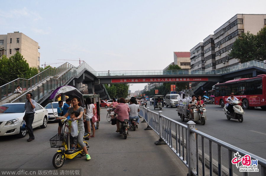 同样位于乐山大道上的另一座过街天桥已经建成投入使用。