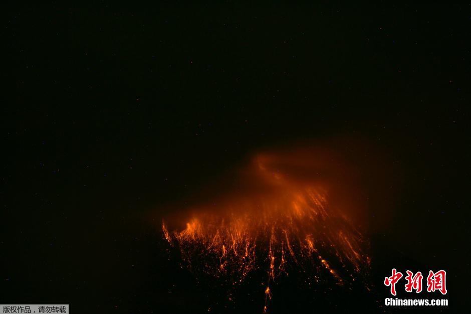 当地时间8月24日，厄瓜多尔通古拉瓦火山喷发，熔岩喷出宛如末世。