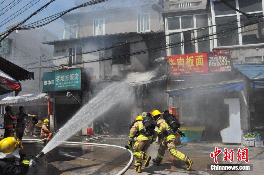 浙江温州饭摊起火 消防员抢“定时炸弹”