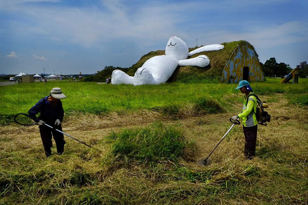 大黄鸭之父再出新作 25米大月兔迎中秋