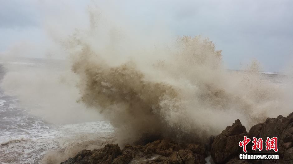 台风“凤凰”登陆浙江 狂风掀起巨浪