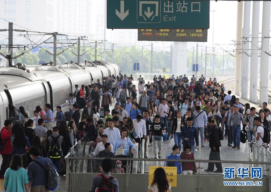 10月6日，无锡火车站站台上人头攒动。