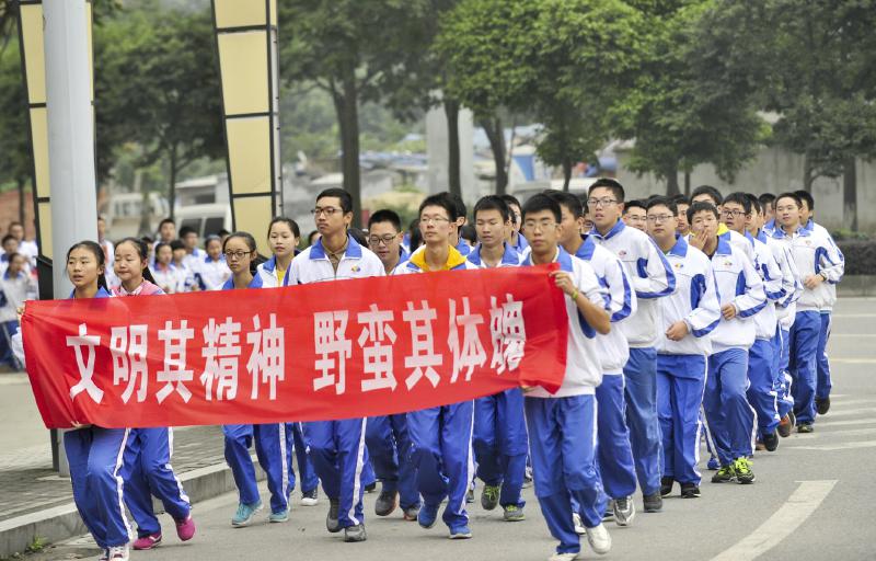 10月14日，成都七中万达学校实行三年跑六百公里才能毕业，现场学生开始长跑。