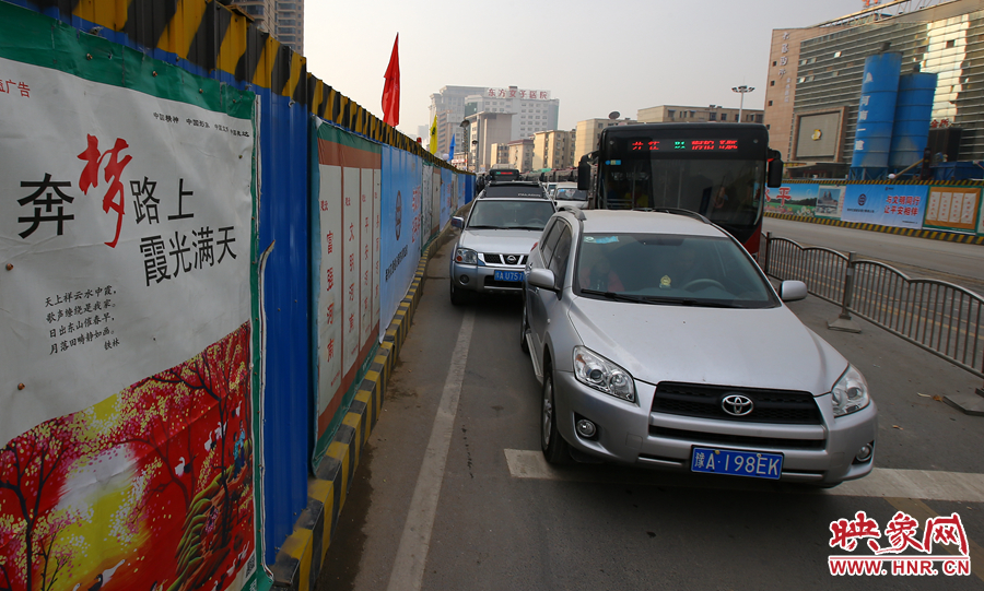 每条路的路口都压缩成双车道，大大减缓了汽车通行速度