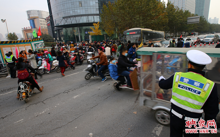 金水路未来路交叉口，交警在疏导交通