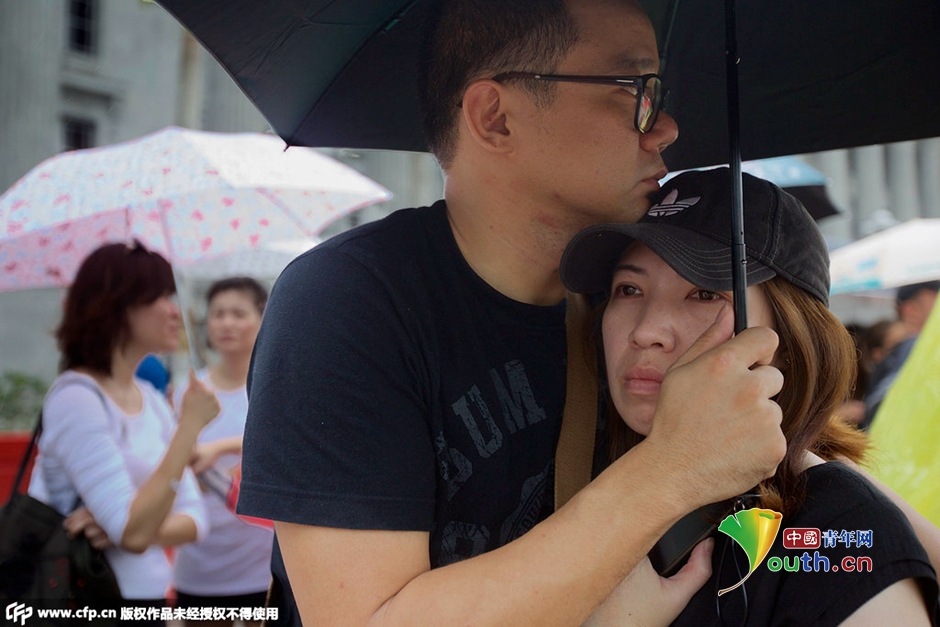 民众冒雨在街头守候