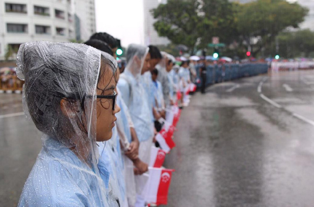 民众冒雨在街头守候