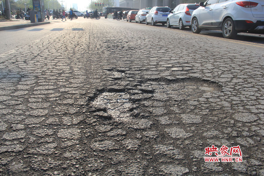 东风路上龟裂的路面