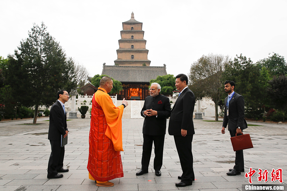 习近平陪同印度总理莫迪参观西安大慈恩寺