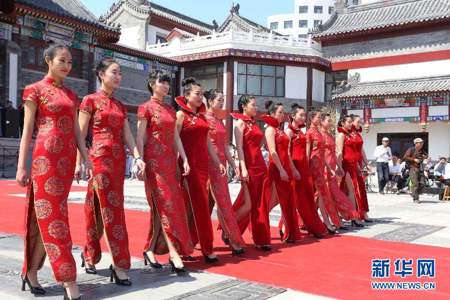 15万人同秀旗袍 展现中国服饰之美