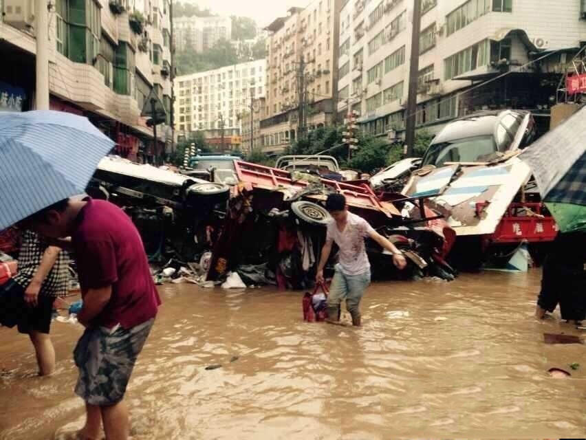 四川南江暴雨引洪水 数百辆车被淹成“废铁”