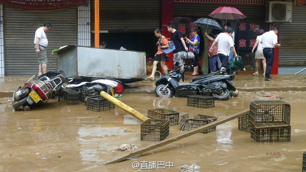 四川南江暴雨引洪水 数百辆车被淹成“废铁”