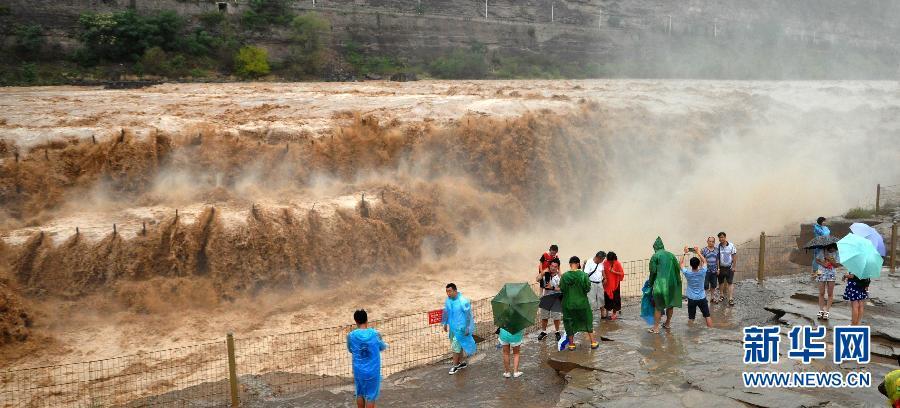 8月2日，游客在山西吉县黄河壶口瀑布景区游览观瀑。