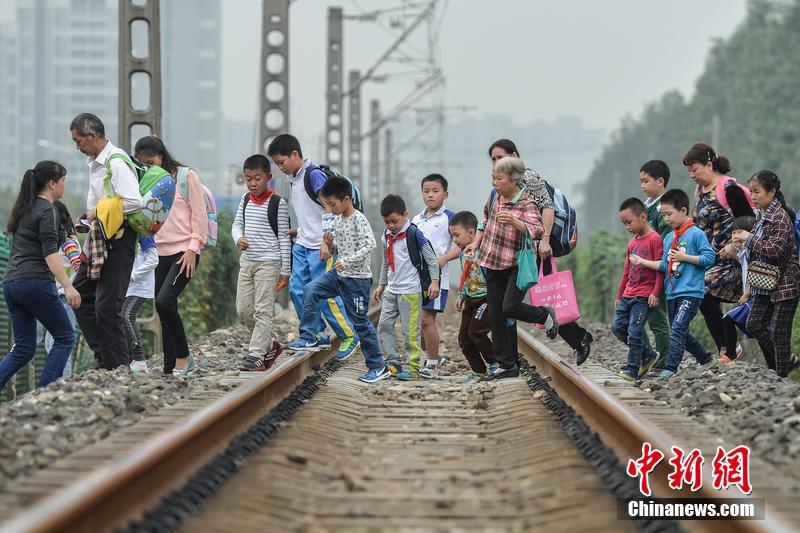 “玩命”回家路 数百小学生横穿铁路上下学