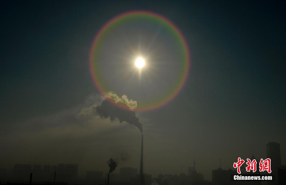 沈阳上空“大气对流” 烟柱飘向不同方向