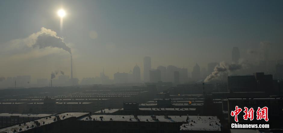 沈阳上空“大气对流” 烟柱飘向不同方向