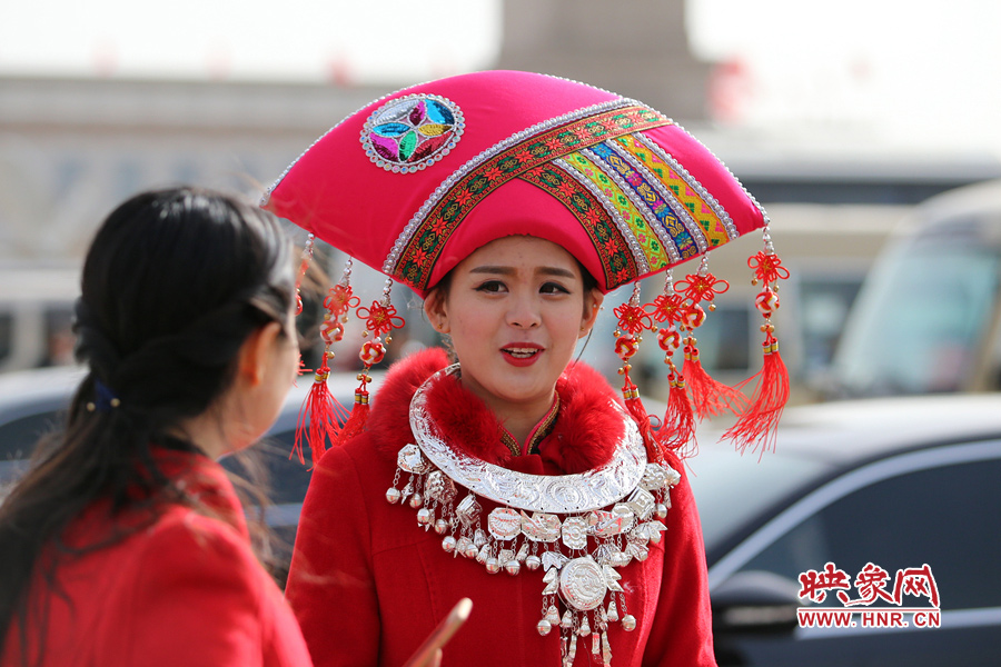 漂亮的头饰配美女，回头率相当高