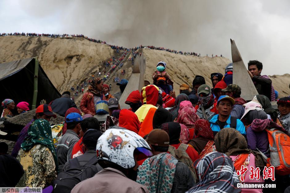 村民冒死去火山口祭祀 说走就走