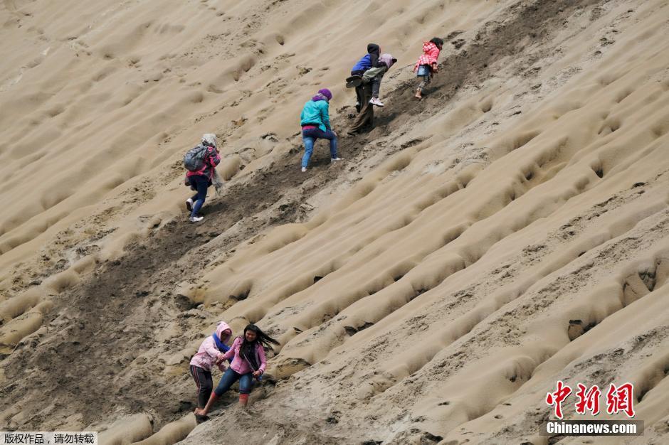 村民冒死去火山口祭祀 说走就走