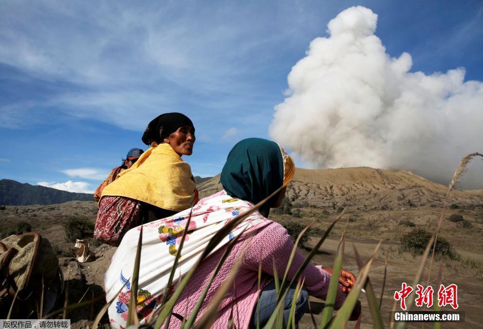 村民冒死去火山口祭祀 说走就走