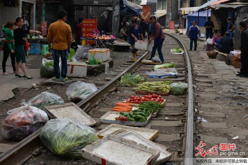 贵州遵义“铁路菜市” 火车直接从菜摊上开过