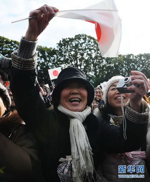 当地时间12月23日，在位于日本东京的皇宫，民众向明仁天皇祝贺生日。