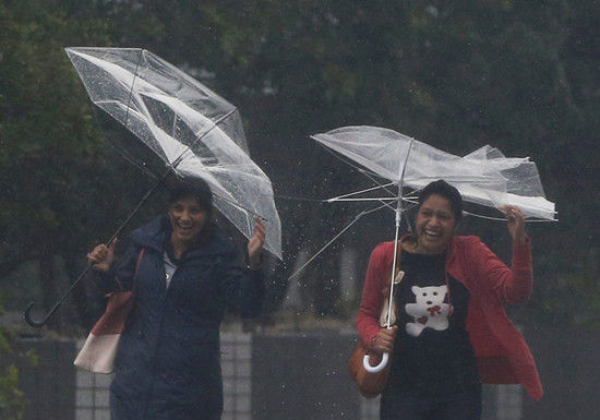 19号台风在日本登陆，带来强降雨。