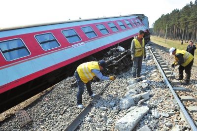 黑龙江列车脱线致15人受伤 乘务员砸窗疏散旅客