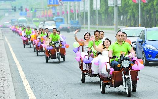 重庆兄妹同天办婚礼 16辆电动三轮组成婚车队