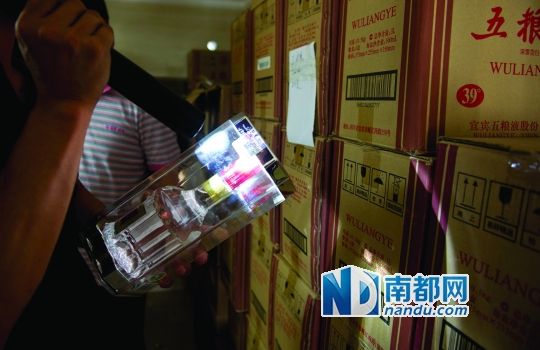 百万豪宅成制假酒窝点 300元低档酒勾兑上万洋酒