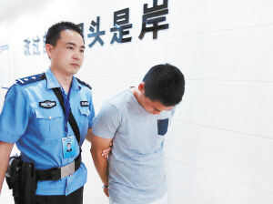 男子下载高校名录 “照单”进宿舍盗窃