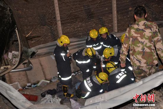 连霍高速甘肃段载50人客车侧翻