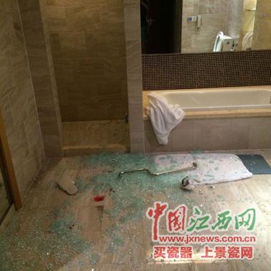 南昌一酒店玻璃门爆裂顾客多处割伤 店方拒赔偿