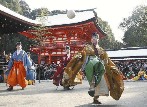 京都市左京区的下鸭神社举行新年例行活动“蹴鞠”。