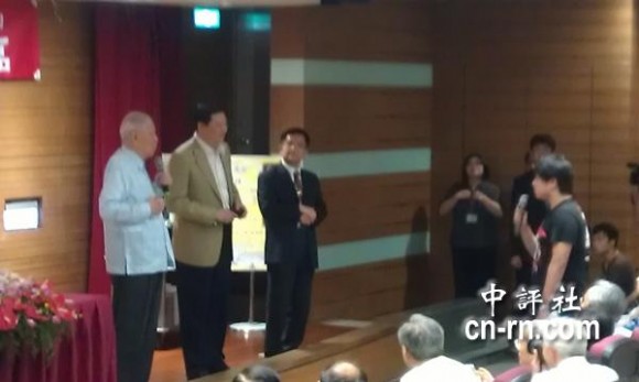 　大陆交换学生针对演讲内容，频频问李登辉，双方一来一往。(中评社黄文杰摄)