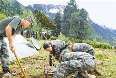 日东哨所官兵与专家一起铺设线路