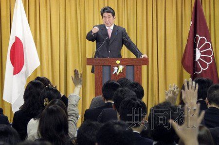 12月17日，日本自民党总裁安倍晋三17日在党总部会见记者，表示考虑与日本维新会和众人之党携手修改宪法。