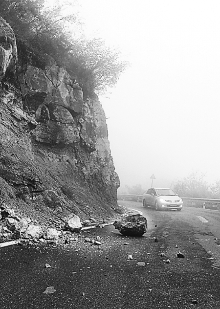 大雨致山石滚落 青龙峡紧急封山